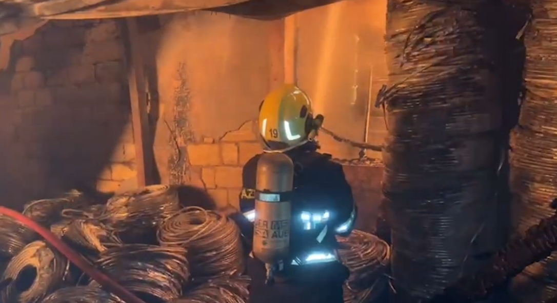 Пожар в мебельном цехе в Баку продолжается