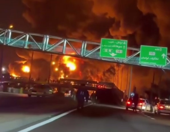 Апокалиптические кадры из Тегерана: огонь охватил целые улицы