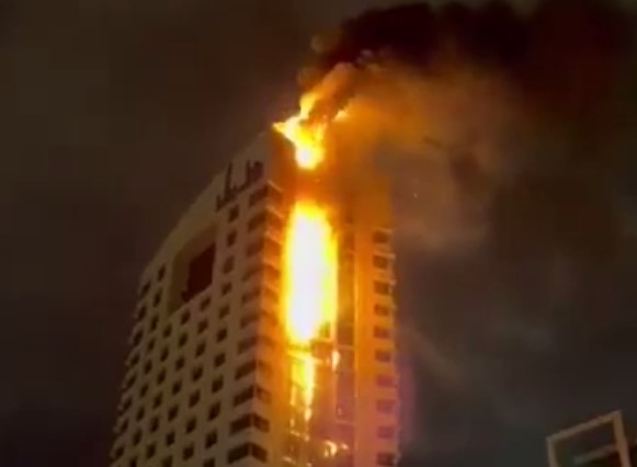 В столице Кувейта загорелся небоскрёб после атаки Ирана