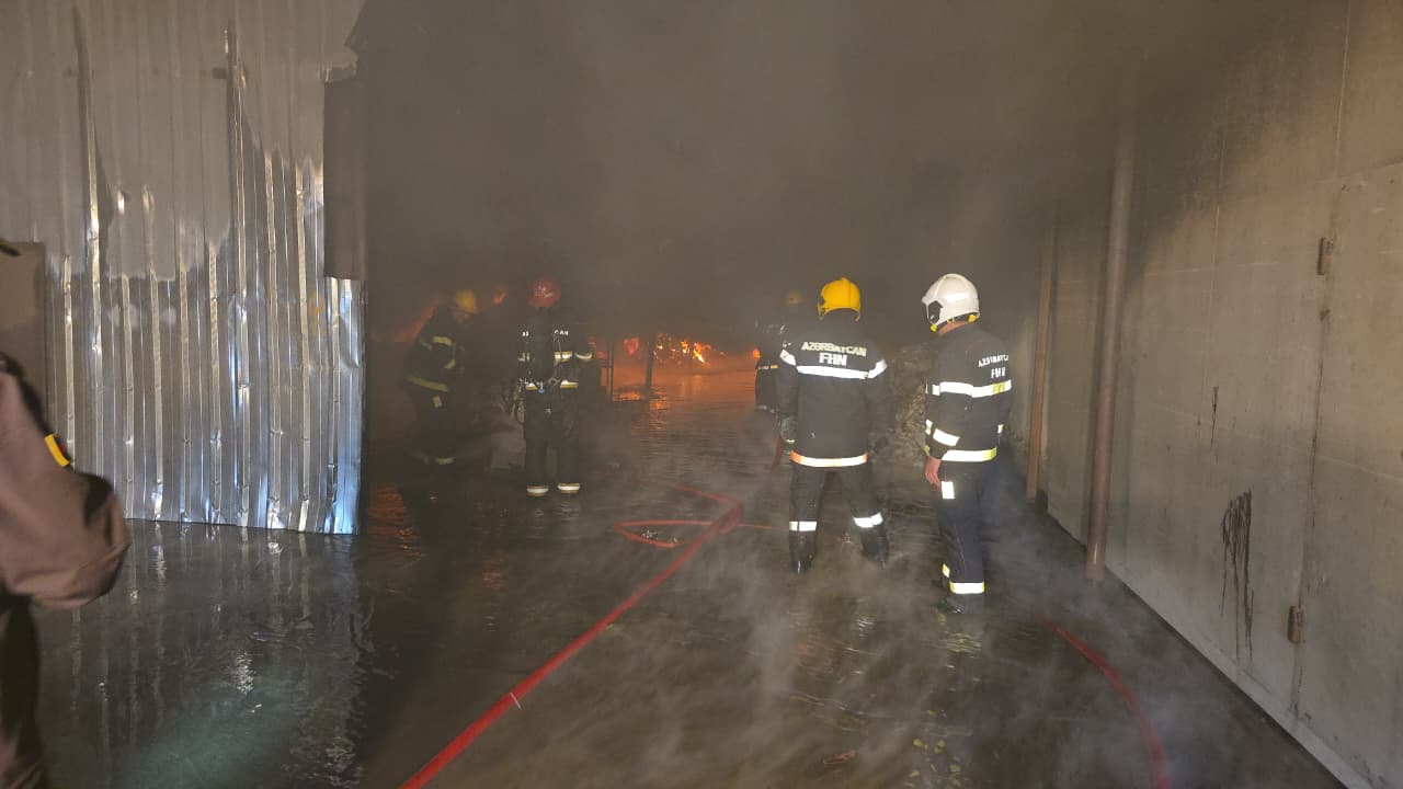 В Баку локализован крупный пожар на складе