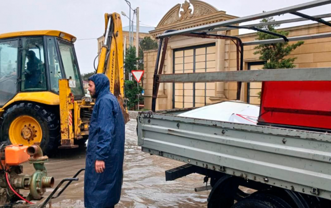 Жителей подтопленных районов Баку временно разместили в гостиницах