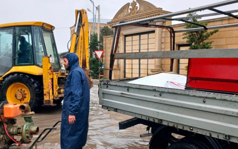 Жителей подтопленных районов Баку временно разместили в гостиницах