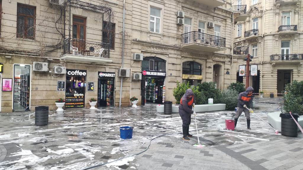 Улицы в Баку отмыли от последствий ливней 1 Улицы в Баку отмыли от последствий ливней