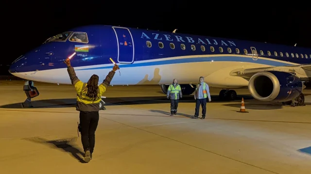 Жест братства: в Игдыре встретили с цветами авиарейс из Баку после атаки на Нахчыван