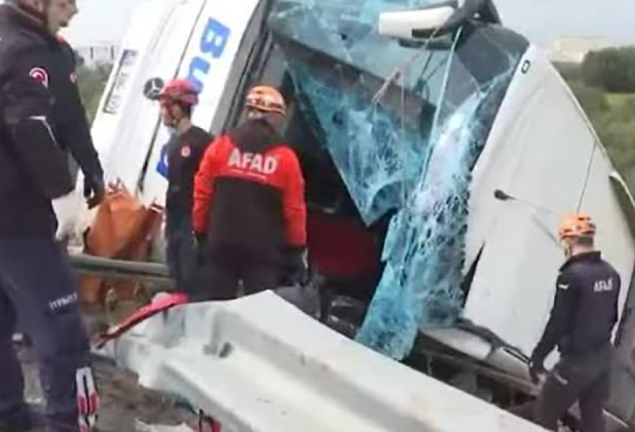 В Турции автомобиль с заключенными попал в ДТП 3 В Турции автомобиль с заключенными попал в ДТП