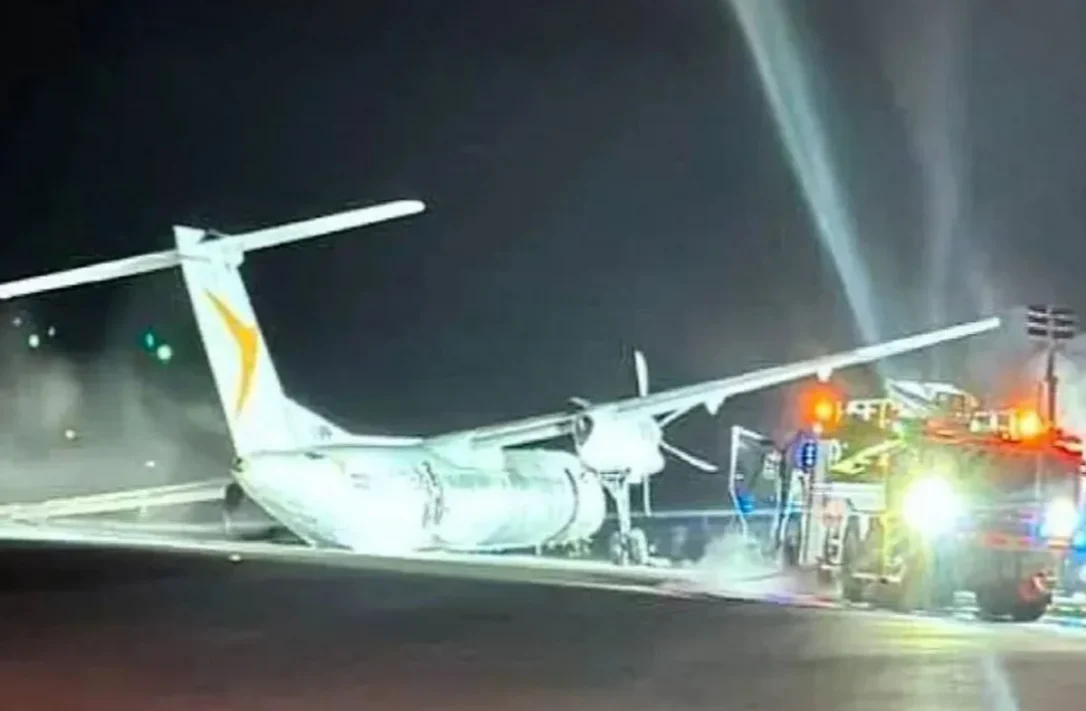 В аэропорту Нью-Йорка самолет столкнулся со спецмашиной