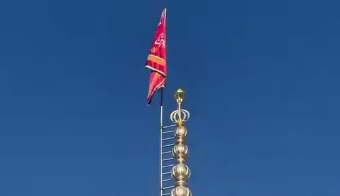 Над иранской святыней подняли красный «флаг мести» 2 Над иранской святыней подняли красный «флаг мести»