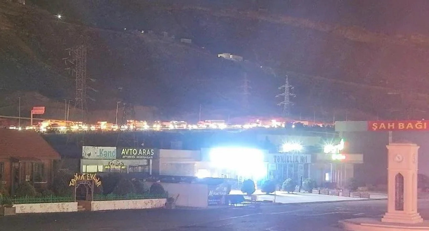 В Баку загорелся автомобиль, образовался затор 2 В Баку загорелся автомобиль, образовался затор