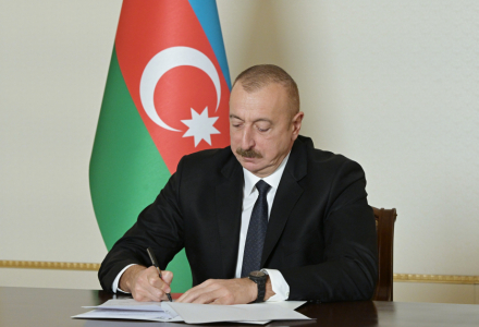 Алиев наградил группу ковроделов