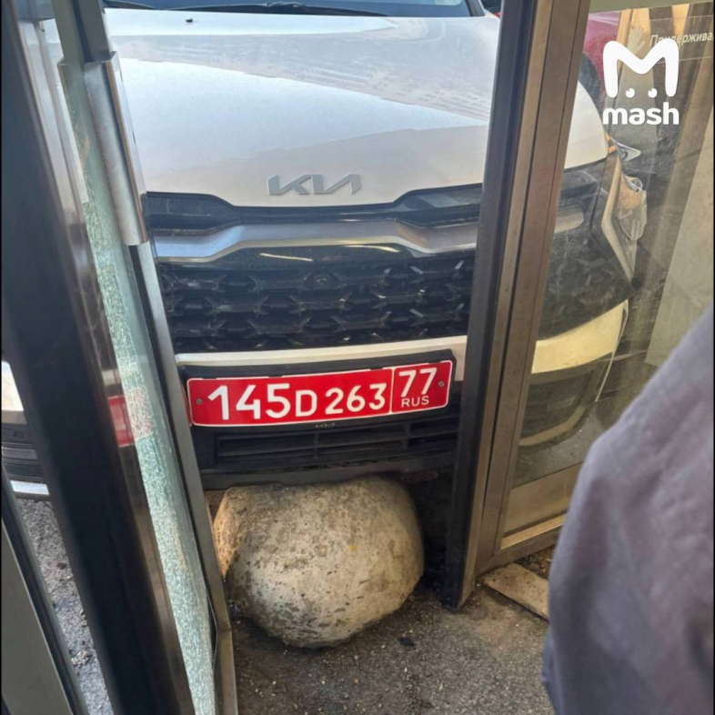 Автомобиль посольства Азербайджана протаранил вход в метро в Москве