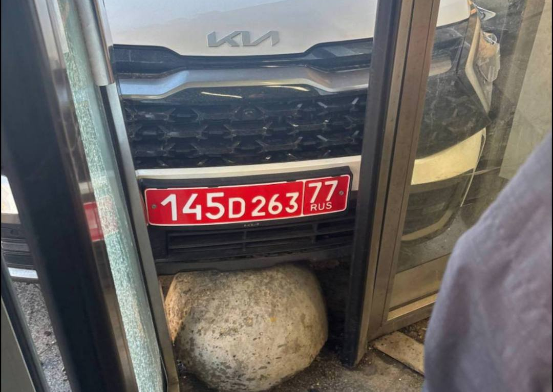 Автомобиль посольства Азербайджана протаранил вход в метро в Москве