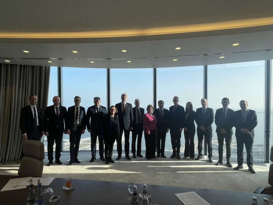 Хикмет Гаджиев провёл переговоры с представителями стран NB8 в Баку