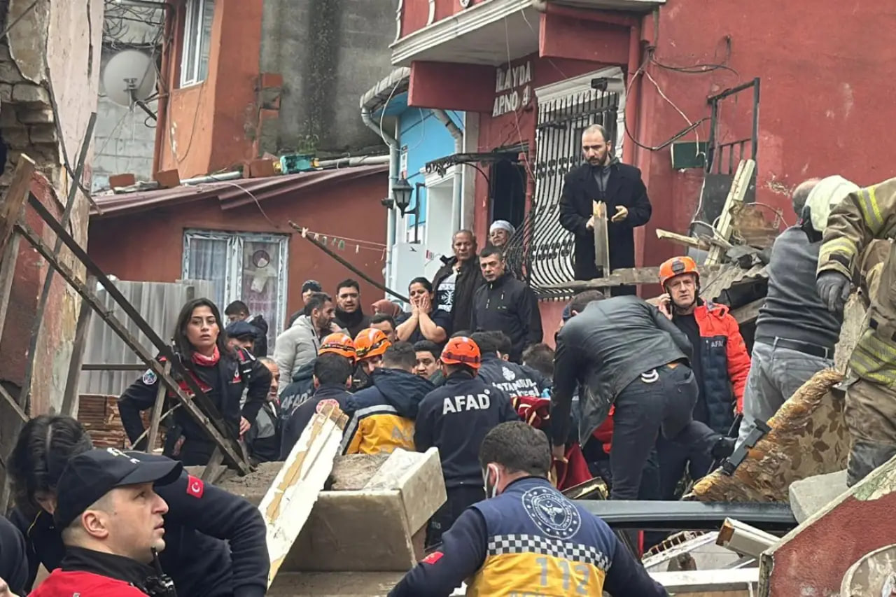 В Стамбуле обрушились жилые здания, под завалами есть люди