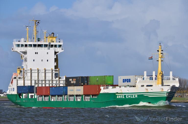 КСИР развернули контейнеровоз SELEN в Ормузском проливе