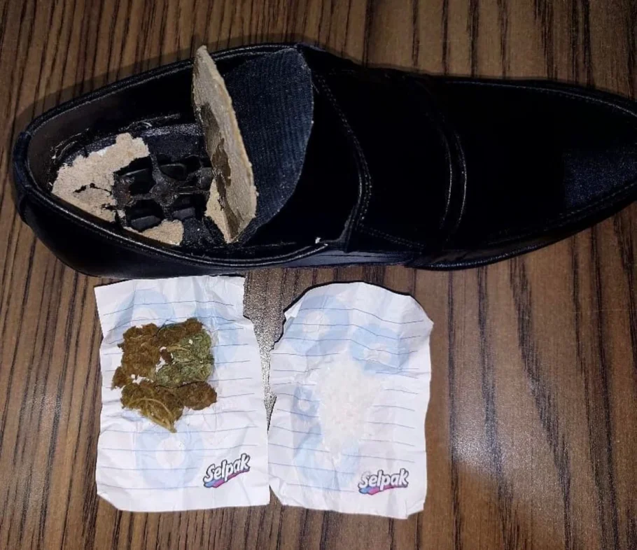 В Азербайджане заключенному пытались передать наркотики в обуви