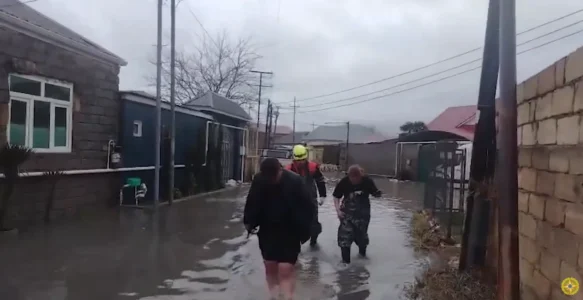 Сильные дожди привели к подтоплению приусадебных участков в Баку