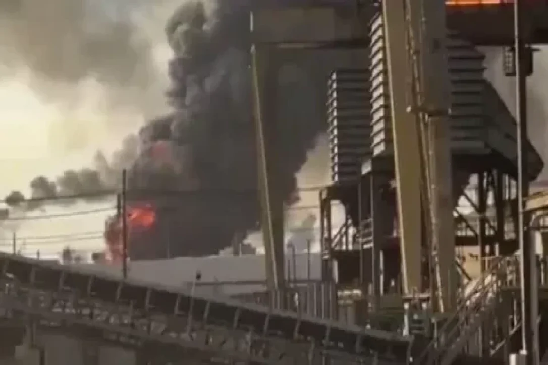 В Порт-Артуре охвачен огнем нефтеперерабатывающий завод