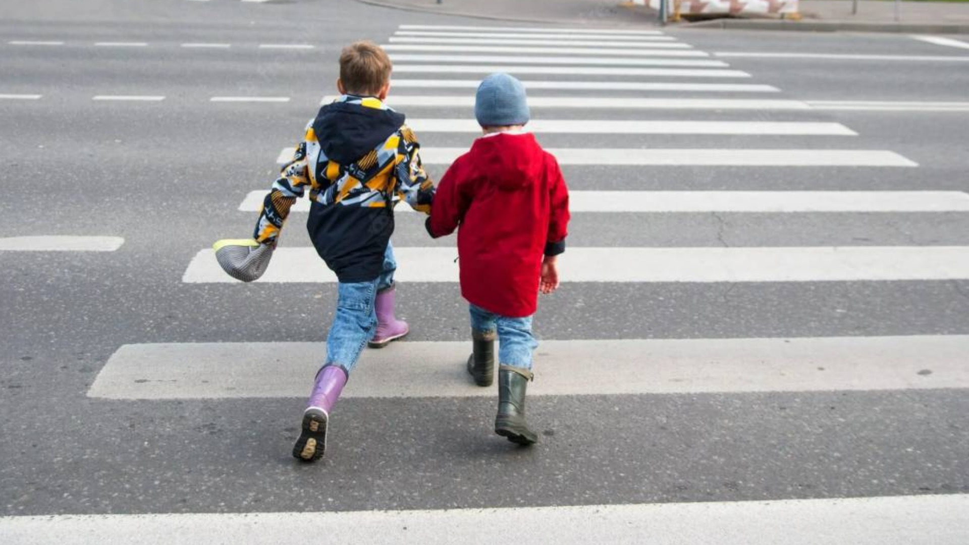 Госагентство призвало водителей и школьников к осторожности на дорогах