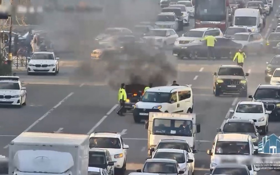 В Баку сотрудники полиции потушили горящий автомобиль