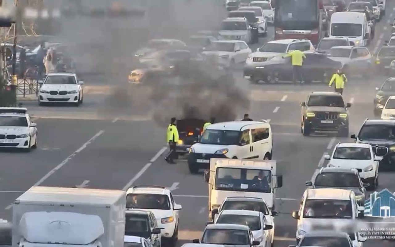 В Баку сотрудники полиции потушили горящий автомобиль
