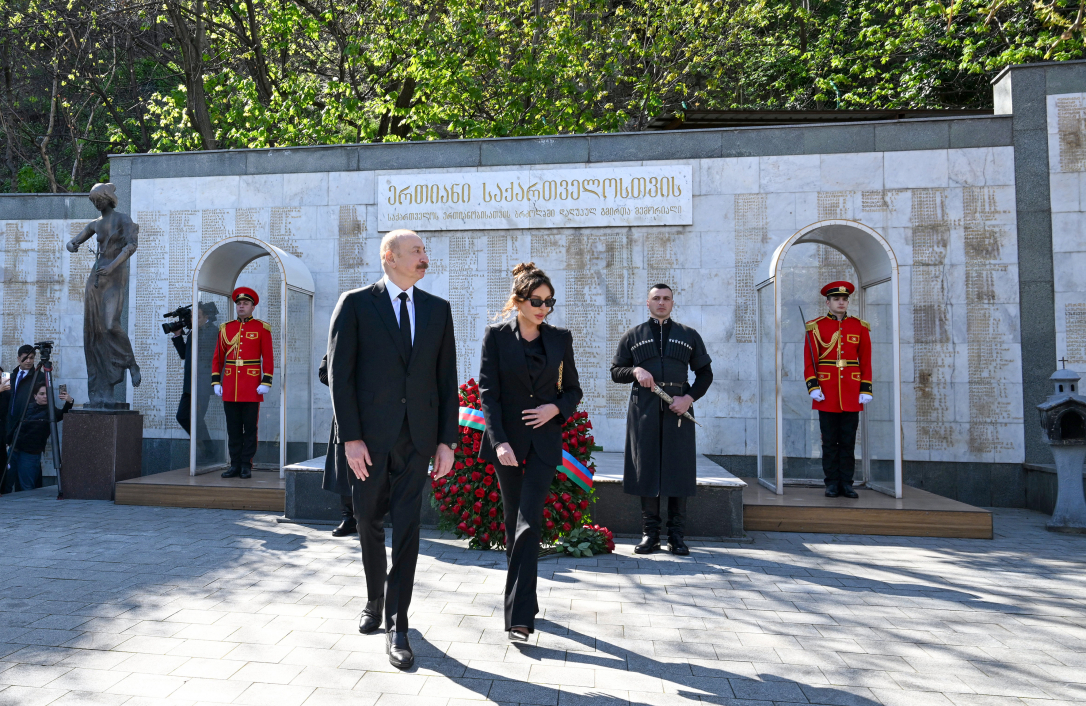 Алиев посетил Мемориал героев в Тбилиси