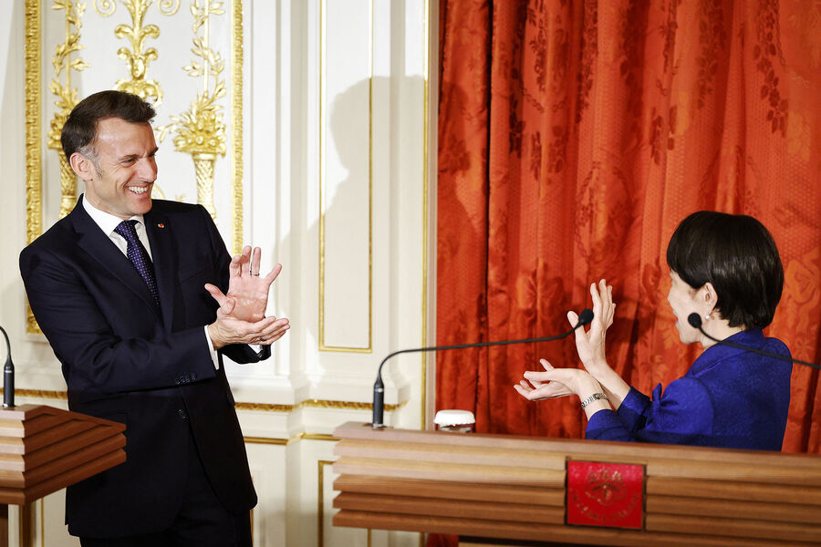 Макрон и премьер Японии обменялись жестом из аниме