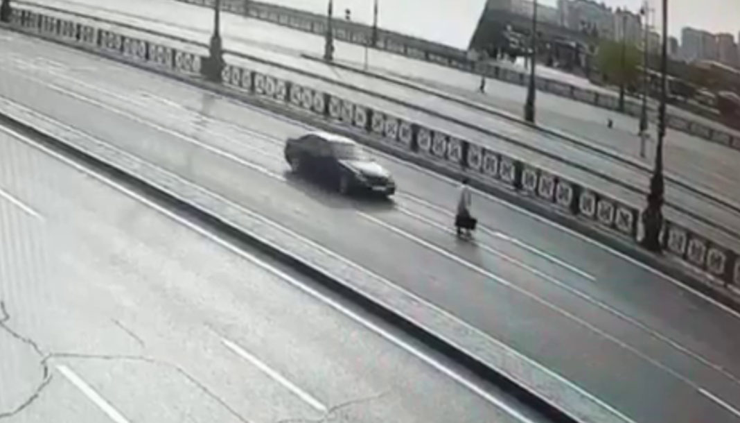 Жуткое ДТП в Баку: автомобиль подкинул женщину в воздух