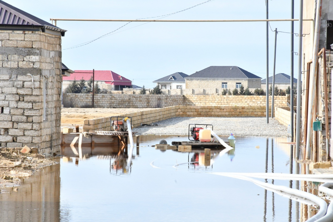 Потоп в Абшероне: воду выкачивают с улиц и домов