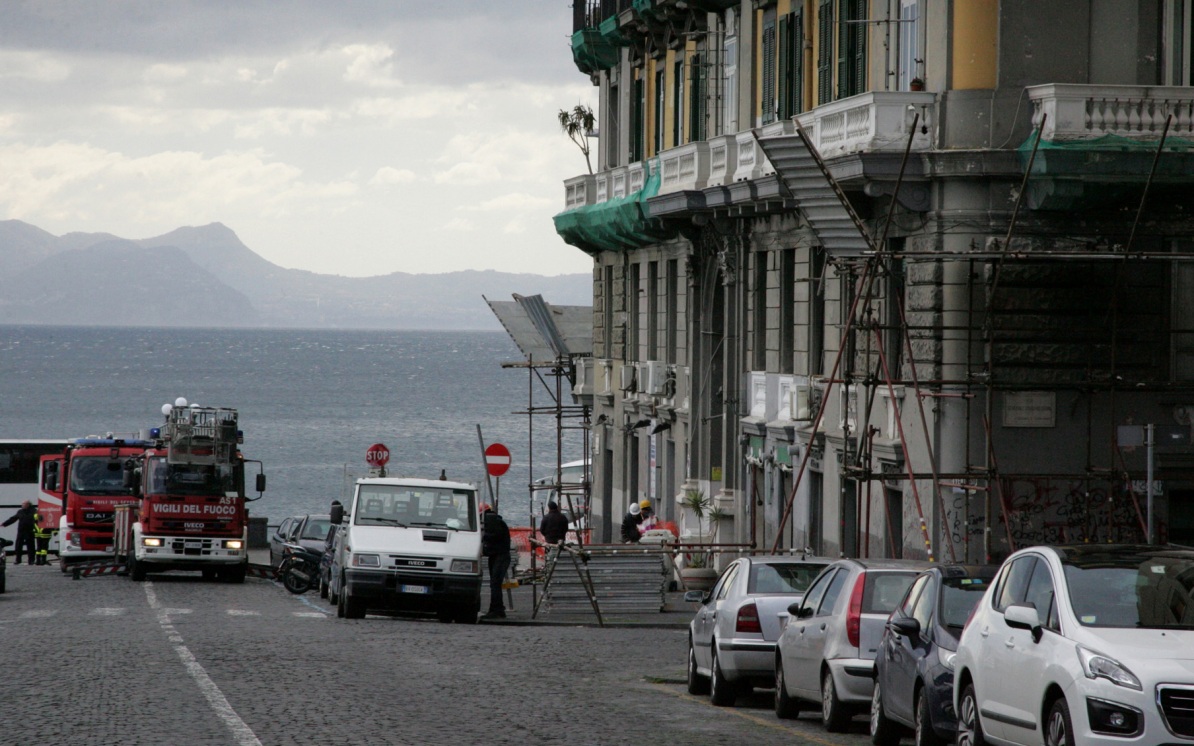 Грабители в Италии взяли в заложники посетителей банка 2 Грабители в Италии взяли в заложники посетителей банка
