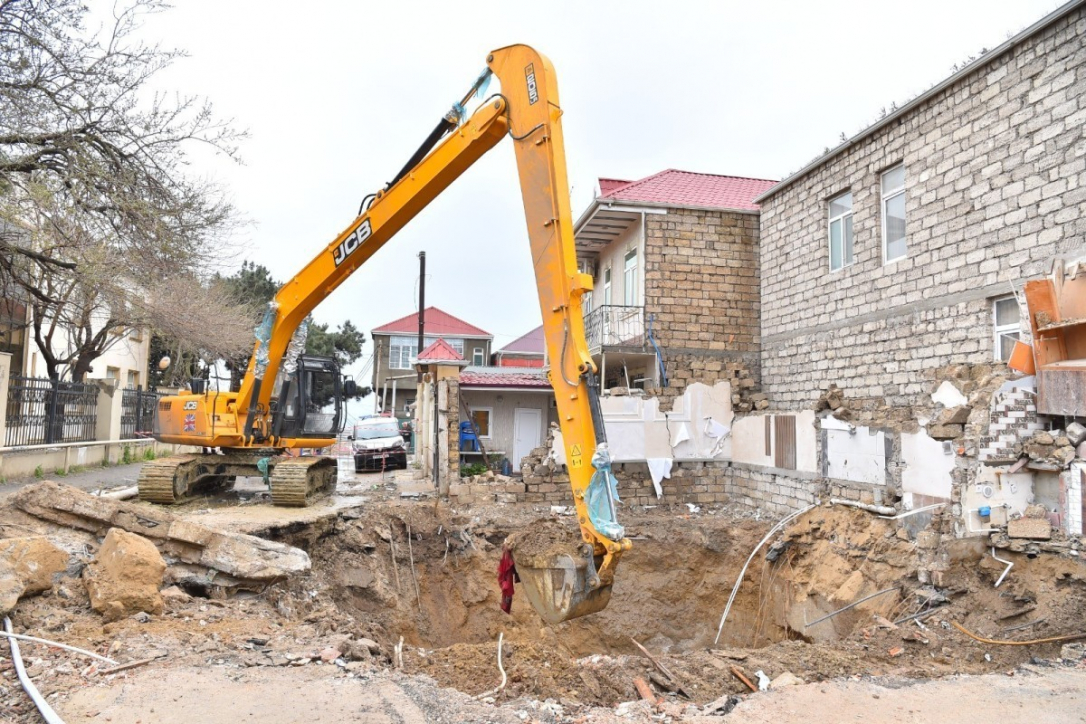 В Баку приступили к сносу домов над коллекторами