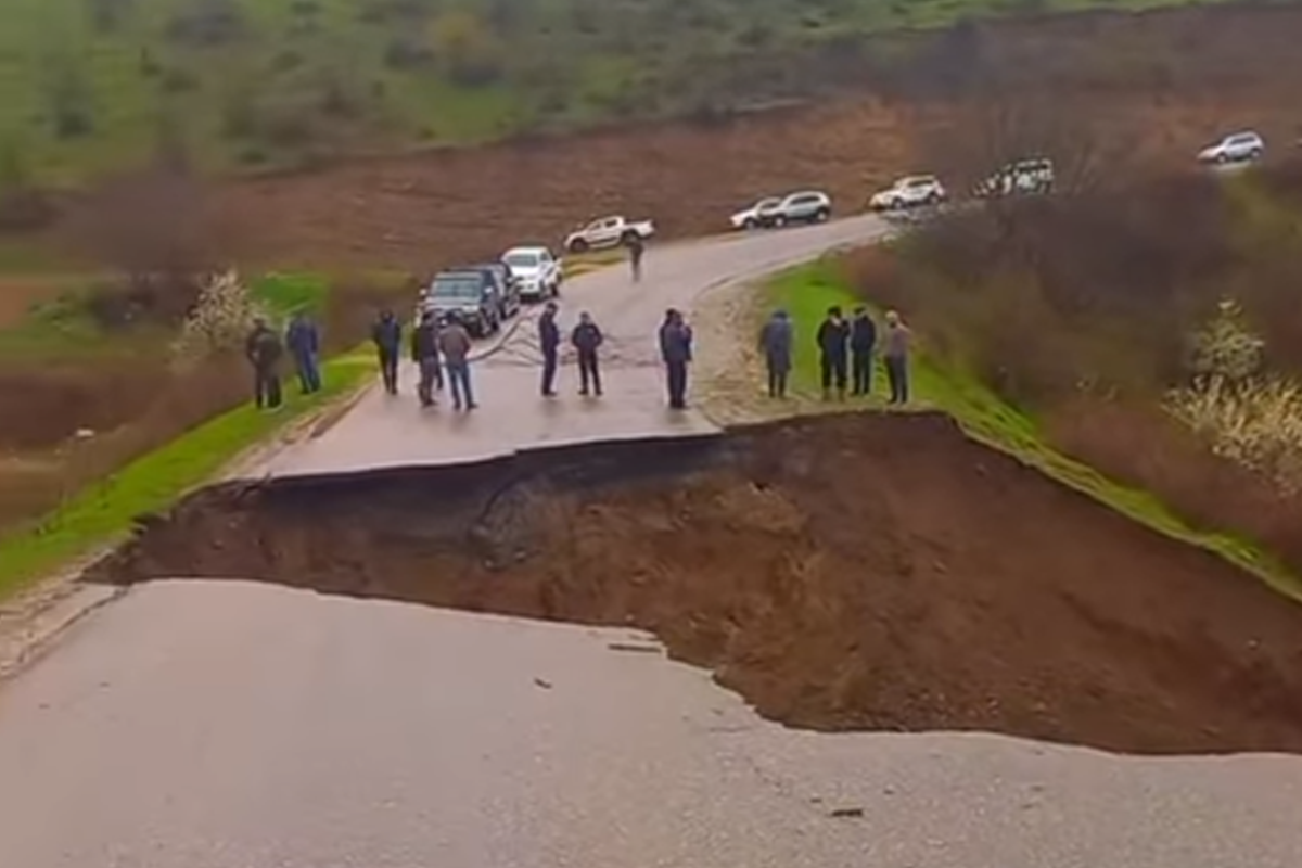 Сель смыл грунтовое основание на участке дороги Гусар–Хазра–Судур 2 Сель смыл грунтовое основание на участке дороги Гусар–Хазра–Судур