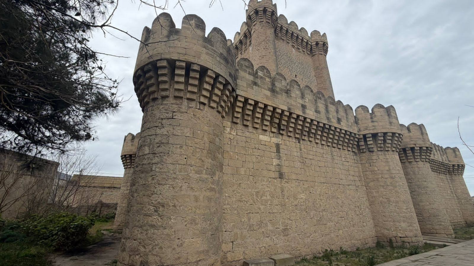 Исторический замок в Баку оказался под угрозой