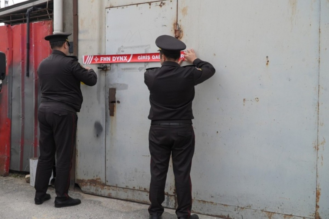 В Бинагади закрыли мебельный цех