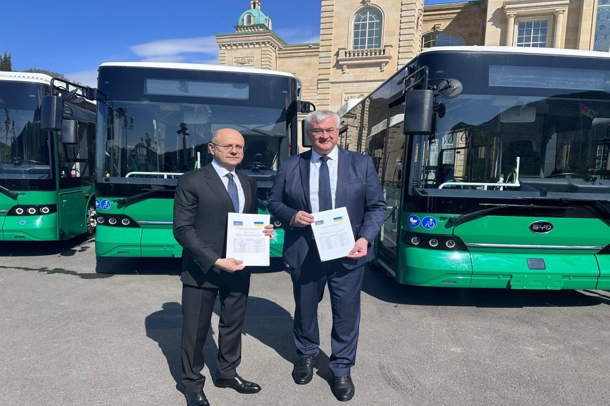 Баку предоставил Киеву пять автобусов в рамках гумподдержки