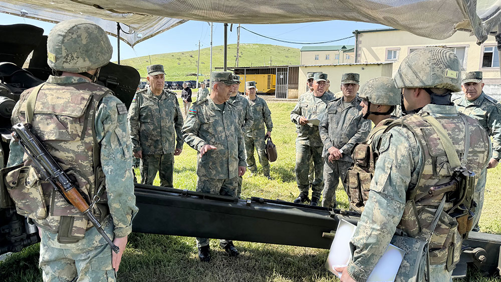 Закир Гасанов проверил условия службы на освобожденных территориях