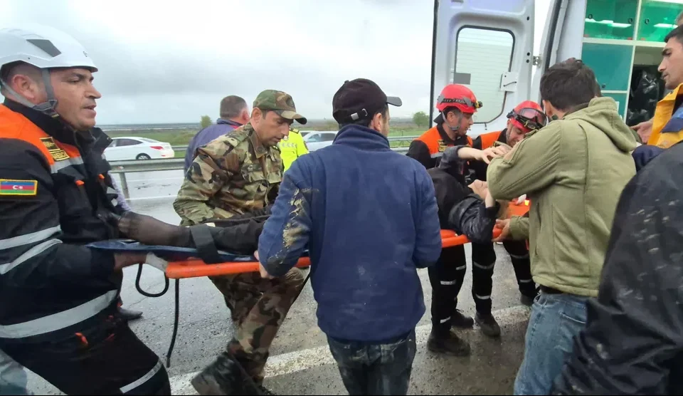 Сотрудники МЧС спасли людей после тяжелого ДТП на трассе Алят–Астара