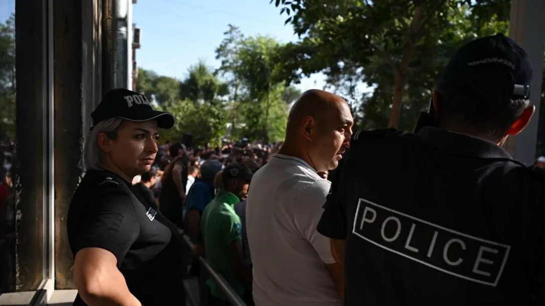 В Армении начались массовые задержания сторонников партии Карапетяна