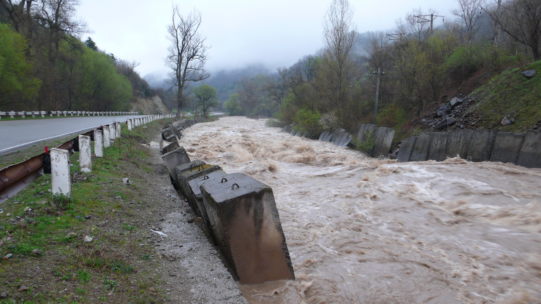 В Агстафе сель нарушил дорожное сообщение с селами