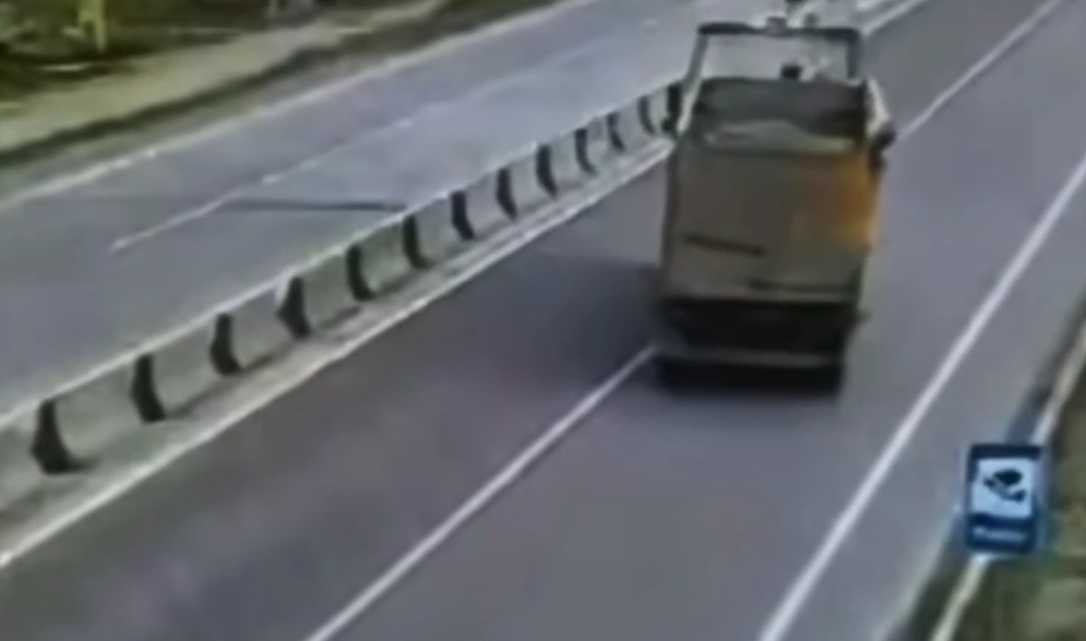 Без прав и под наркотиками: опасный манёвр водителя грузовика попал на камеры