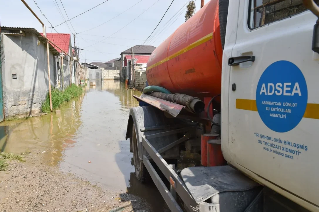 Коммунальные службы усиленно устраняют последствия ливней в Баку