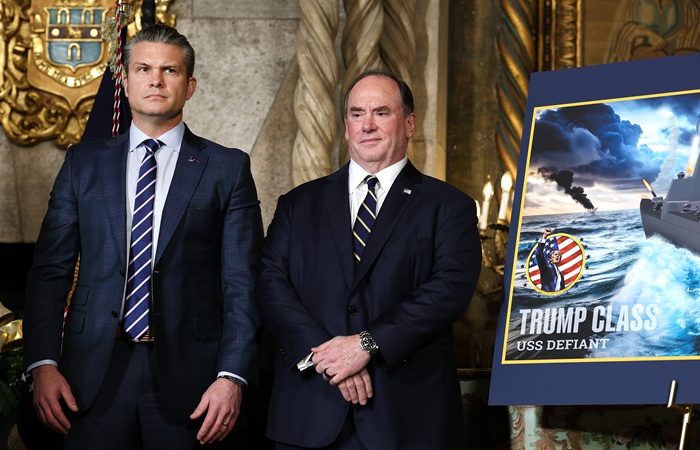 Министр ВМС США ушел в отставку из-за конфликта с Хегсетом