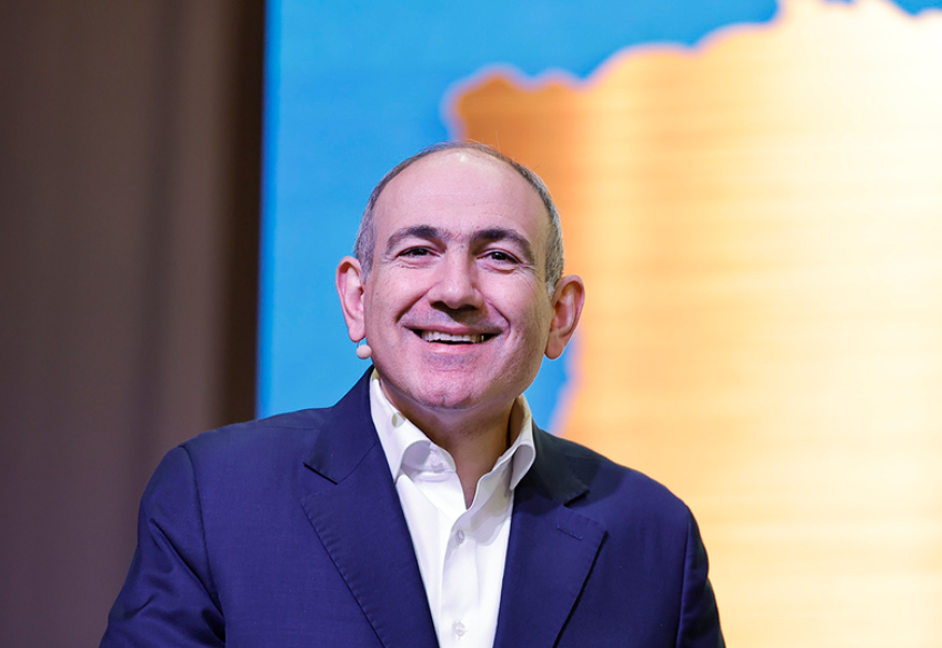 «Попугайная тактика». Почему Пашинян копирует шаги Ильхама Алиева