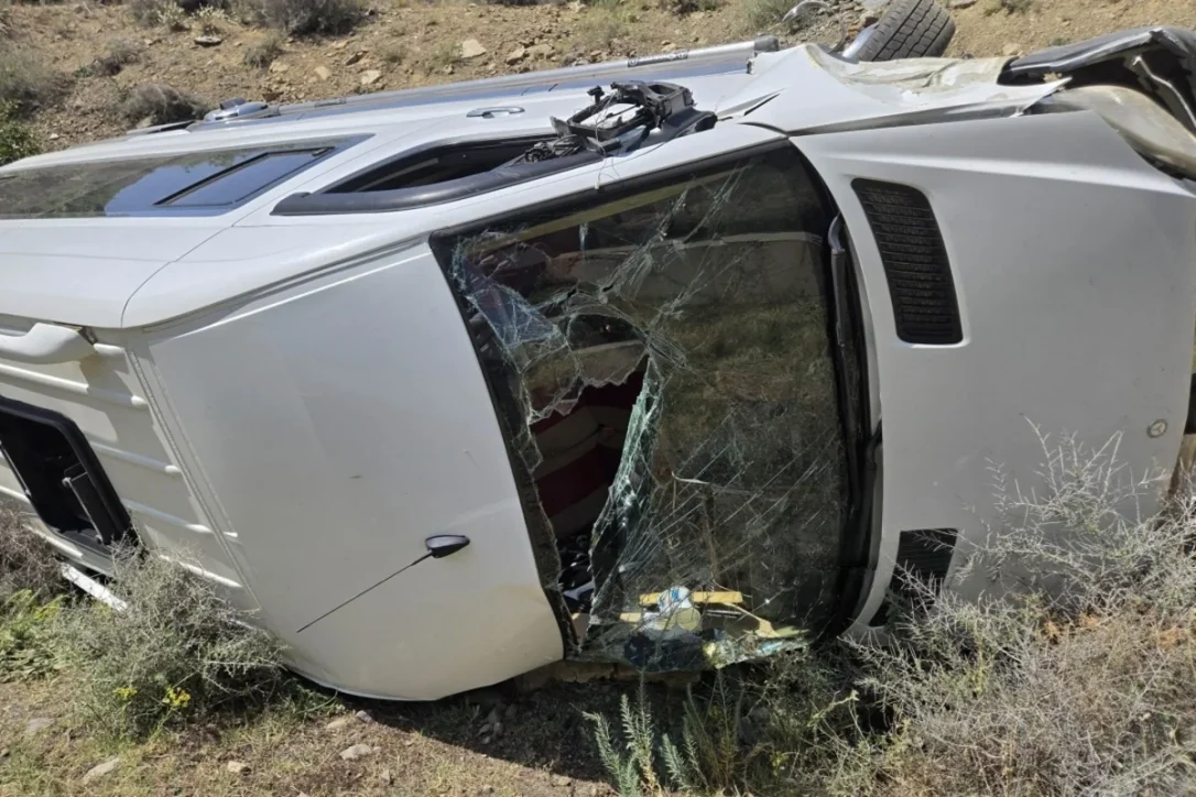 В Азербайджане перевернулся микроавтобус, перевозивший школьников