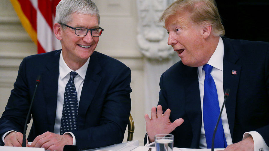 Трамп рассказал, как глава Apple звонил ему, чтобы «поцеловать в задницу»