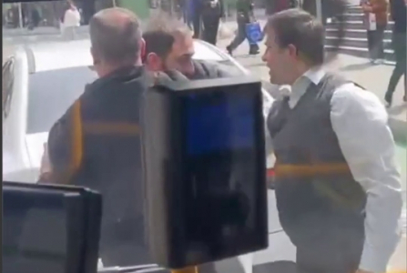 В Баку таксист набросился с кулаками на водителя автобуса