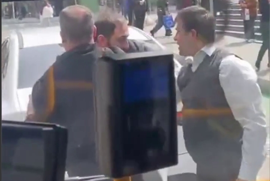 В Баку таксист набросился с кулаками на водителя автобуса