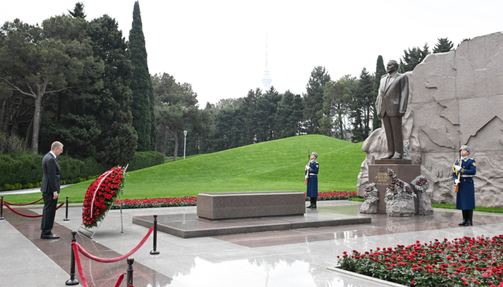 Президент Латвии посетил Аллею шехидов и могилу Гейдара Алиева