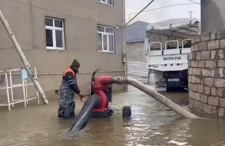 Многие районы Баку все еще масштабно подтоплены, идет откачка воды