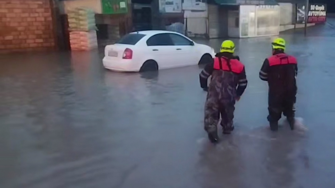 Ливни затопили пригороды Баку: службы работают в усиленном режиме