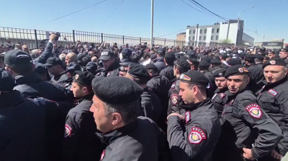 В Армении снова задержали сторонников Карапетяна